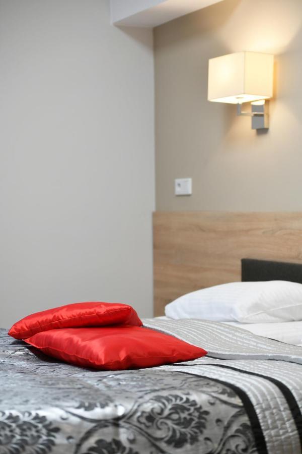 Fotex Bed and Breakfast Ząbki Exteriör bild